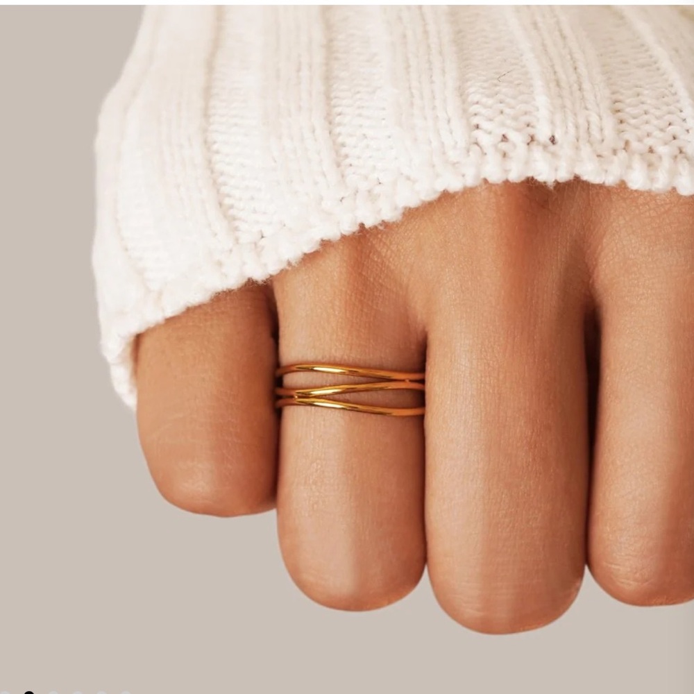 Brand new Beautiful Earth Gold Infinity Loop Ring size 8